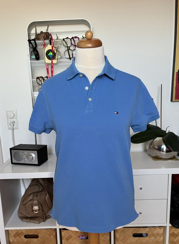 Himmelblaues poloshirt von - himmelblaues,